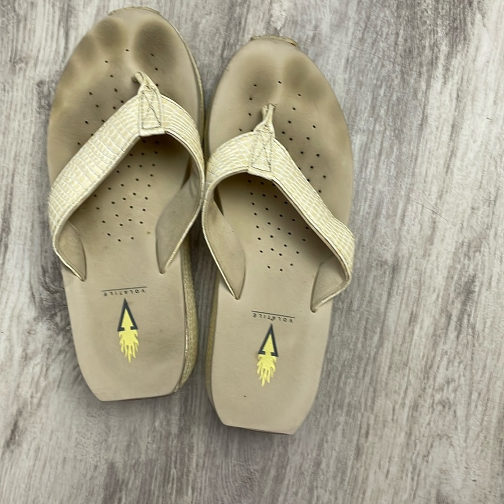 Volatile Beige Women's 1 3/4" Flip Flops Size 8